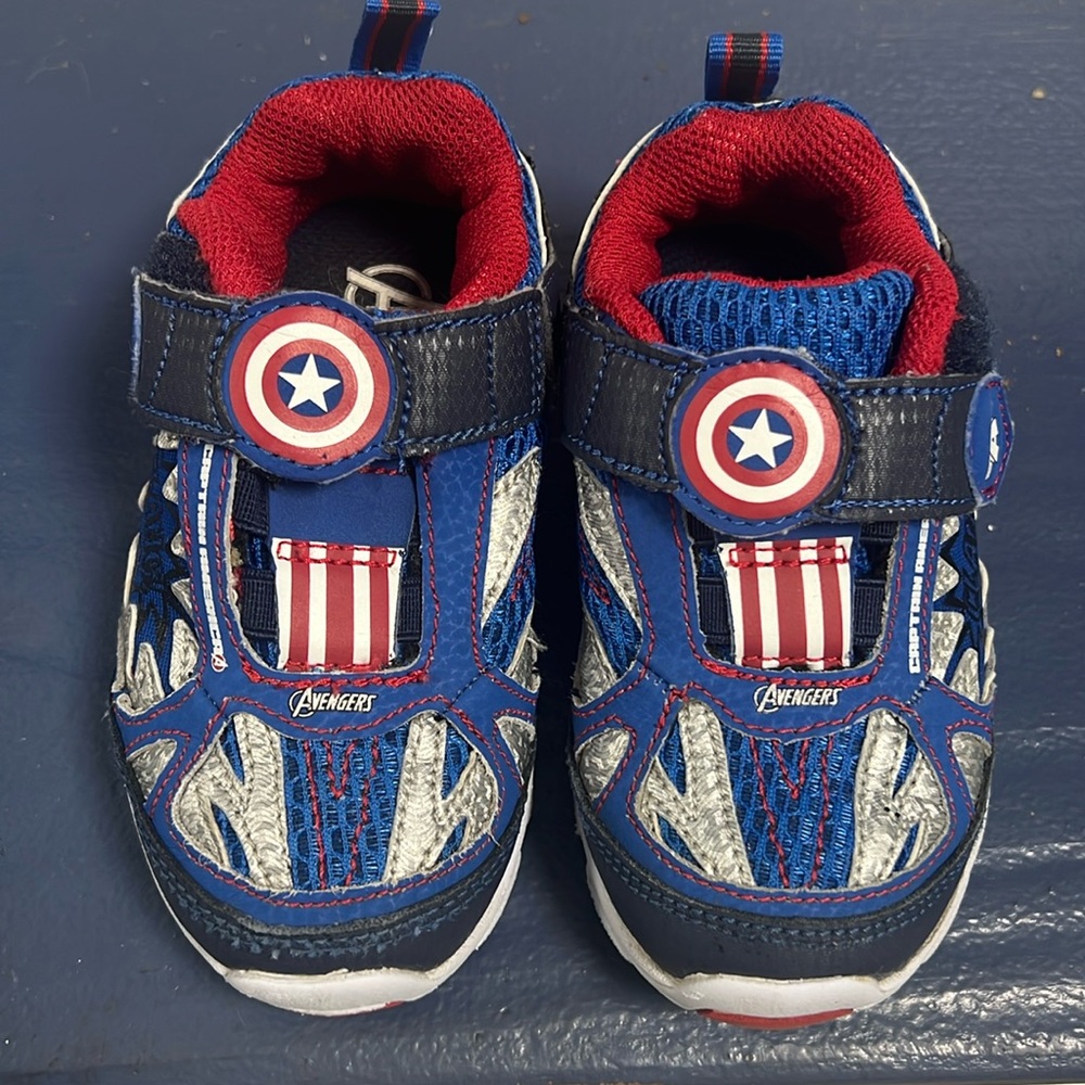 Toddler boys Captain America light up shoes size 7.5